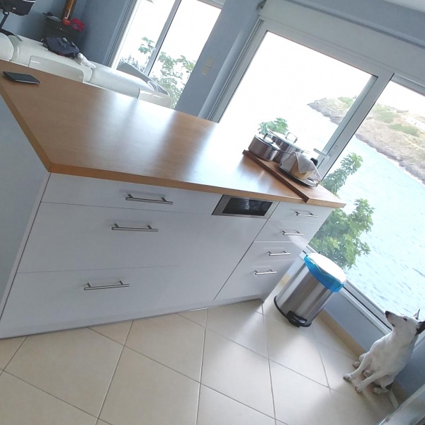 ΚΟΥΖΙΝΑ ΜΟΝΤΕΡΝΑ ΜΕ ΝΗΣΙΔΑ