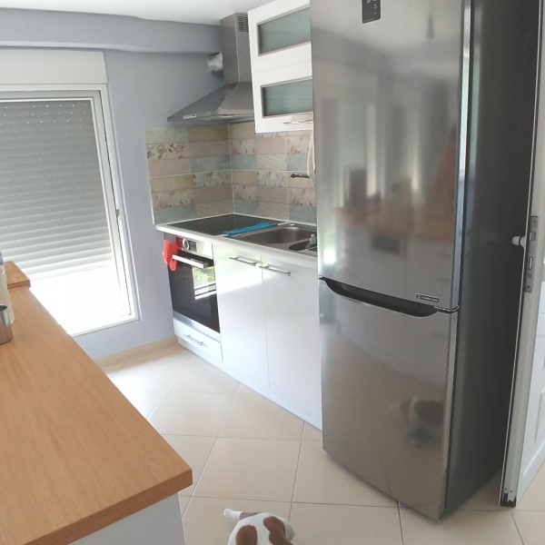 ΚΟΥΖΙΝΑ ΜΟΝΤΕΡΝΑ ΜΕ ΝΗΣΙΔΑ