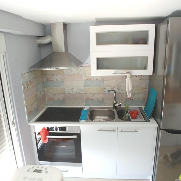 ΚΟΥΖΙΝΑ ΜΟΝΤΕΡΝΑ ΜΕ ΝΗΣΙΔΑ